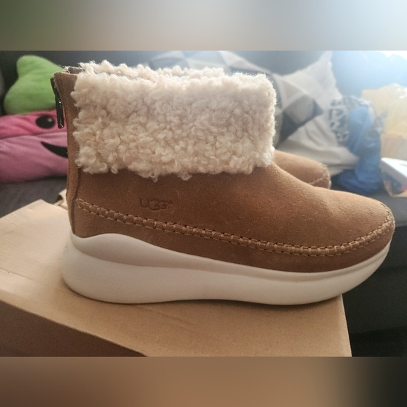UGGS - Picture 2 of 4